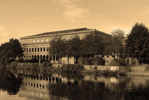 Ruhrseite der Stadthalle Mülheim mit Sepia-Filter 