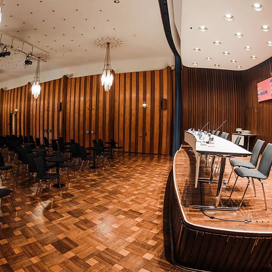 Bühne bei einer Pressekonferenz im Kammermusiksaal der Stadthalle Mülheim