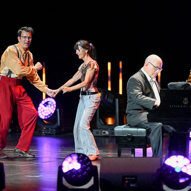 Eine Boogie-Woogie-Darbietung beim Festakt, am Klavier: Jörg Hegemann.