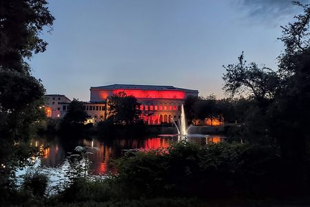Stadthalle Mülheim in rotem Licht bei der Night of light 2020