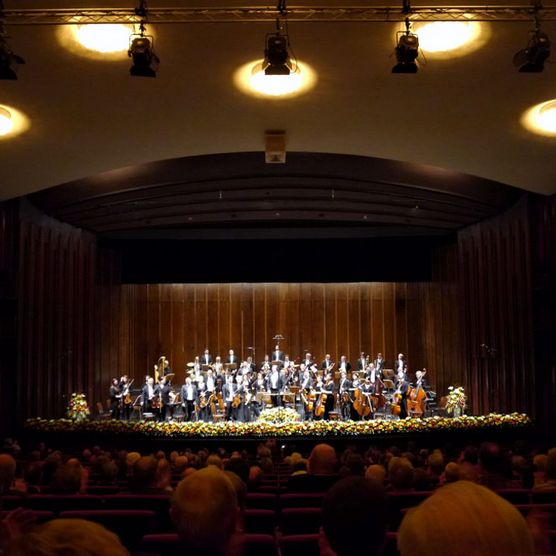 Neujahrskonzert auf der Bühne im Theatersaal der Stadthalle Mülheim