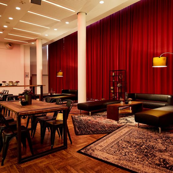 Dunkle Lounge-Ausstattung für ein Event im Festsaal der Stadthalle Mülheim