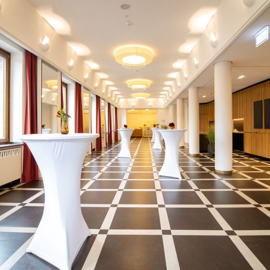 Stehtische im Foyer am Kammermusiksaal der Stadthalle Mülheim