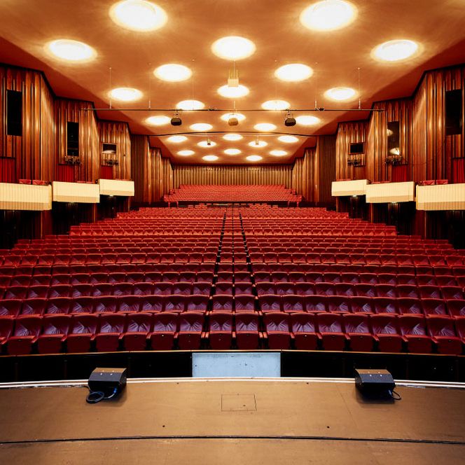 Publikumsbereich mit roten Ledersitzen im Theatersaal der Stadthalle Mülheim