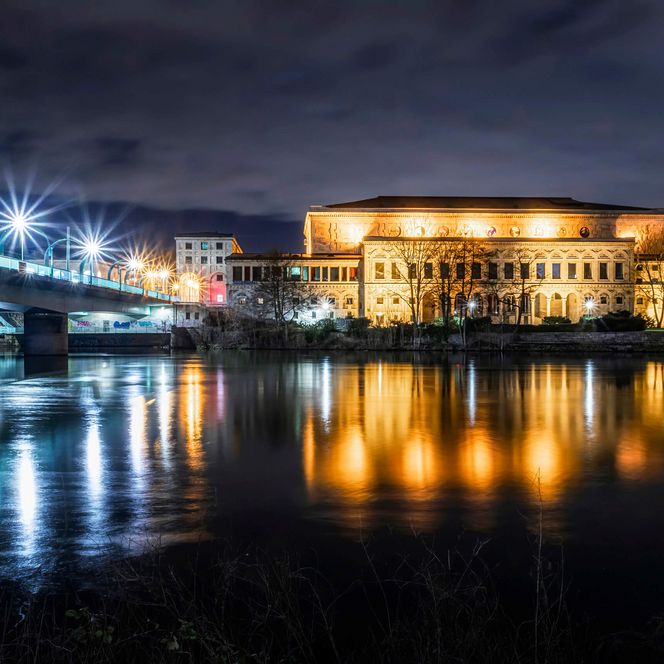 Beleuchtete Stadthalle Mülheim bei Nacht