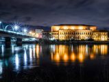 Beleuchtete Stadthalle Mülheim bei Nacht