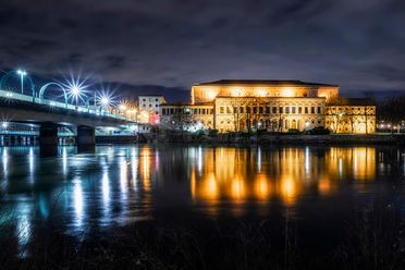 Beleuchtete Stadthalle Mülheim bei Nacht