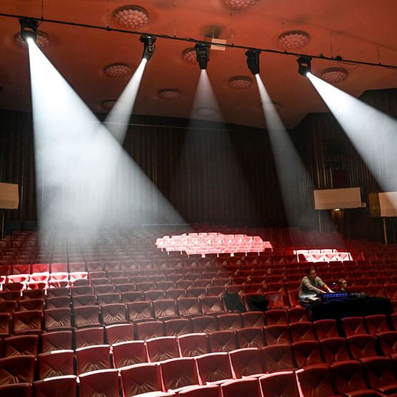 Technik-Team testet die Beleuchtung im Theatersaal der Stadthalle Mülheim
