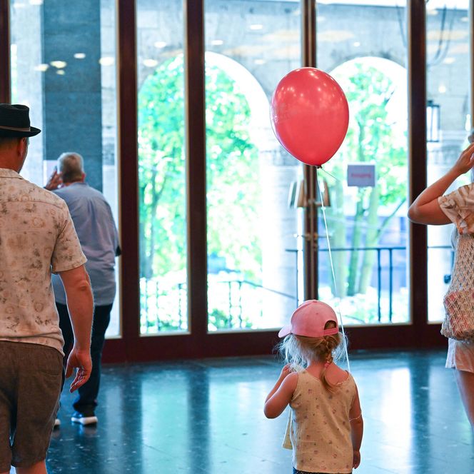 Gäste beim Jubiläumsfest zu 100 Jahre Stadthalle Mülheim.