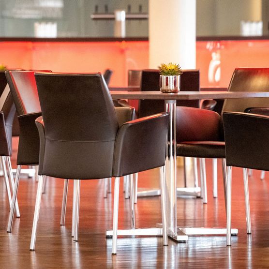 Bistro mit Lederstühlen in der Eingangshalle der Stadthalle Mülheim