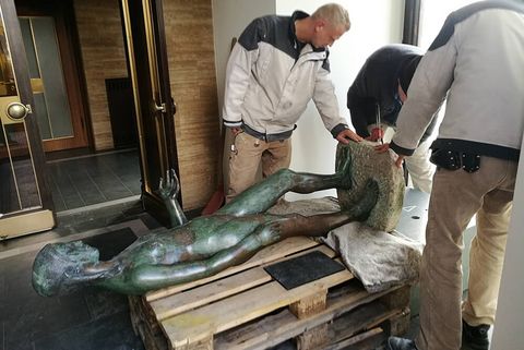 Aufbau der Bronzestatue Flora im Schaufenster an den Arkaden der Stadthalle Mülheim