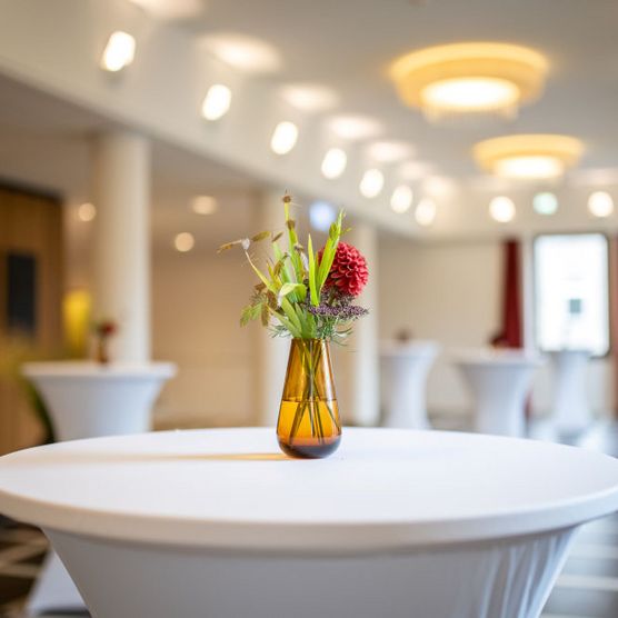 Rot-orangene Blumendekoration im Foyer zum Kammermusiksaal der Stadthalle Mülheim