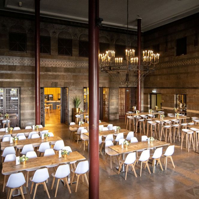 Helle Bestuhlung mit Tischen und Stühlen für einen Lunch im Caruso in der Stadthalle Mülheim
