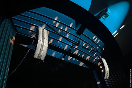 Tonanlage an der leicht beleuchteten Decke im abgedunkelten Theatersaal der Stadthalle Mülheim.
