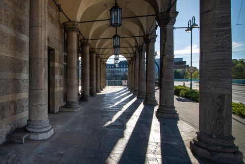 Arkaden der Stadthalle an der Schloßbrücke im Jahr 2022