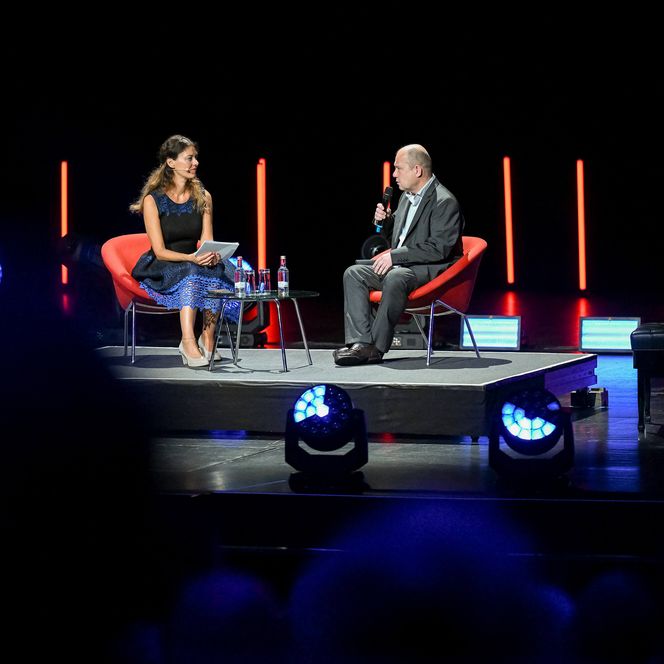 Moderatorin Angela Jolie Wadenpohl im Gespräch mit Historiker Dr. Jörg Schmitz, Leiter der Camera Obscura.