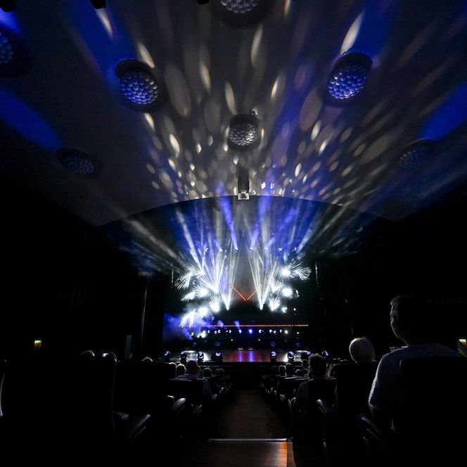 Eine Lichtshow beim Festakt.