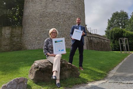 Inge Kammerichs (MST-Geschäftsführung a. D.) und Jan Hoffmann (medl-Vertriebsleitung) mit Öko-Zertifikaten im Frühling im MüGa-Park