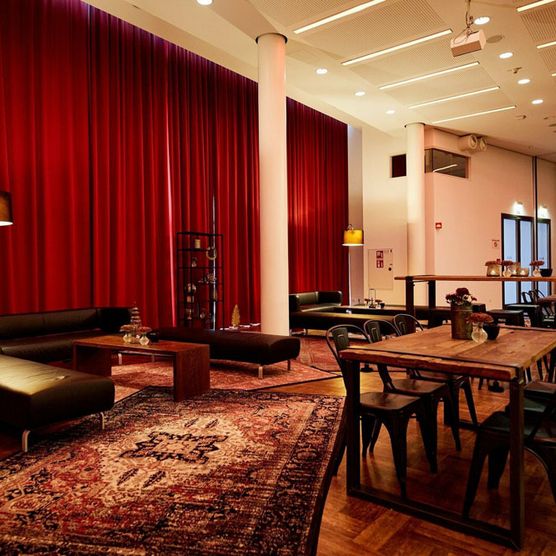 Dunkle Lounge-Einrichtung im Festsaal der Stadthalle Mülheim