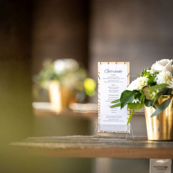 Weiß-goldene Blumendekoration im Caruso ind er Stadthalle Mülheim