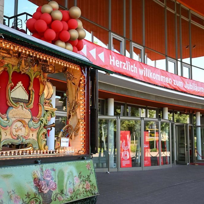 Eine Orgel der Gebr. Wellershaus aus Saarn steht vor Stadthalle Mülheim.
