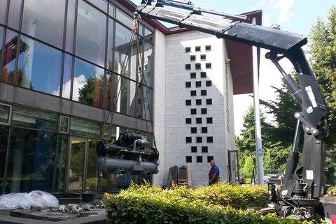 Einbau der Kältemaschine in der Stadthalle Mülheim