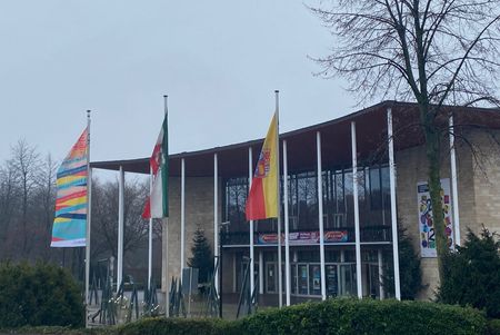 2021JLID-Flagge auf dem Vorplatz der Stadthalle Mülheim