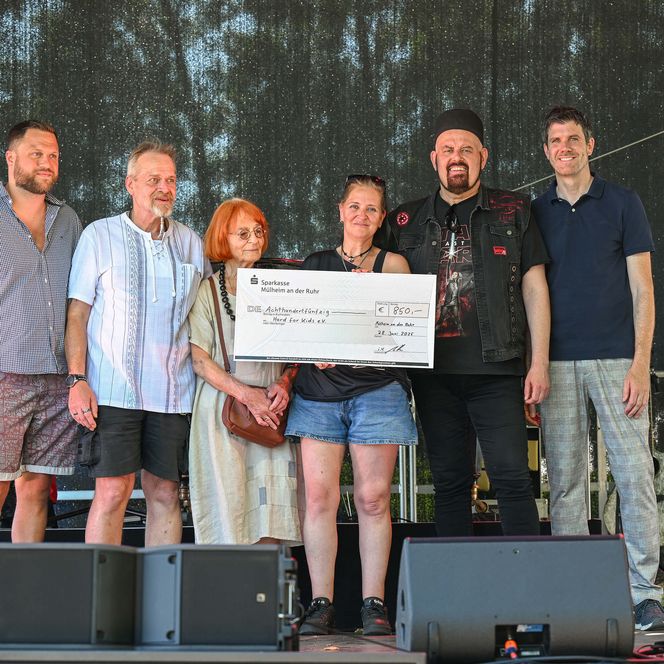 Spendenübergabe an den Verein „Hard for Kids e. V.”