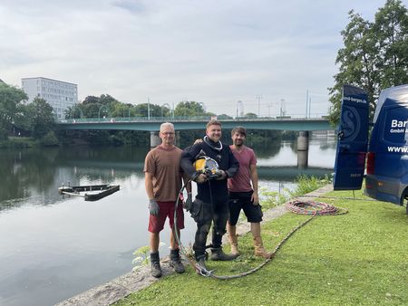 Fachleute für die Reinigung des Schutzkorbs der Ansaugung der Kühlwasserpumpe.