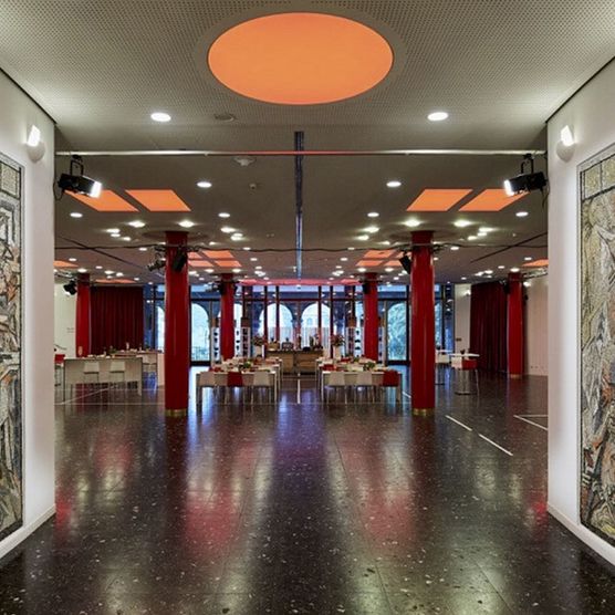 Wände mit Mosaik-Bildern im Ruhrfoyer der Stadthalle Mülheim