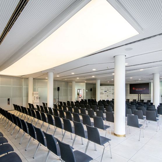 Reihenbestuhlung für eine Präsentation in einem der Tagungsräume der Stadthalle Mülheim