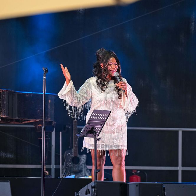 Sängerin Shondell performt auf der Bühne.