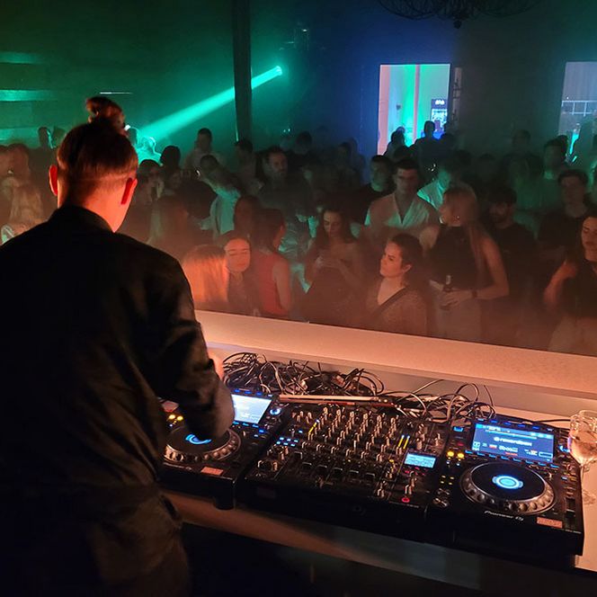 DJ und Gäste beim Club Caruso in der Stadthalle Mülheim