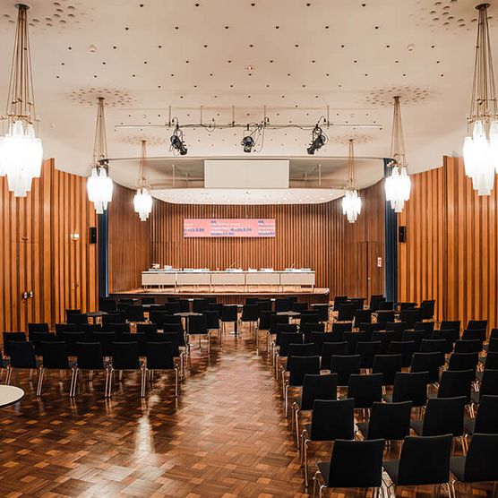 Reihenbestuhlung für eine Pressekonferenz im Kammermusiksaal der Stadthalle Mülheim