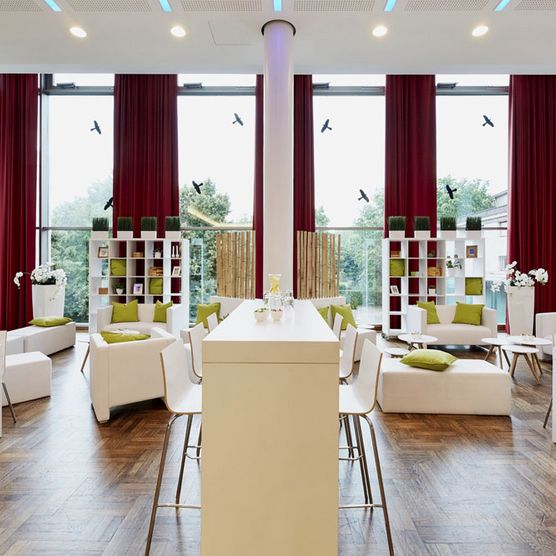 Helle Ausstattung mit Tischen und Stühlen für ein Event im Festsaal der Stadthalle Mülheim