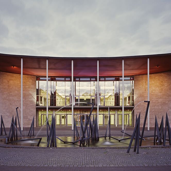 Haupteingang der Stadthalle Mülheim an der Ruhr am Abend