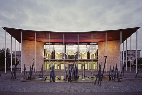 Haupteingang der Stadthalle Mülheim an der Ruhr am Abend