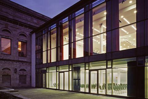 Beleuchtete Tagungsräume der Stadthalle Mülheim am Abend