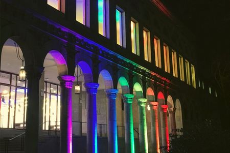 Bunte Beleuchtung am Abend an der Ruhrterrasse der Stadthalle Mülheim im Rahmen des Projekts „Light for Peace 2022”
