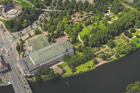 Luftaufnahme im Sommer von der Stadthalle und dem MüGa-Park