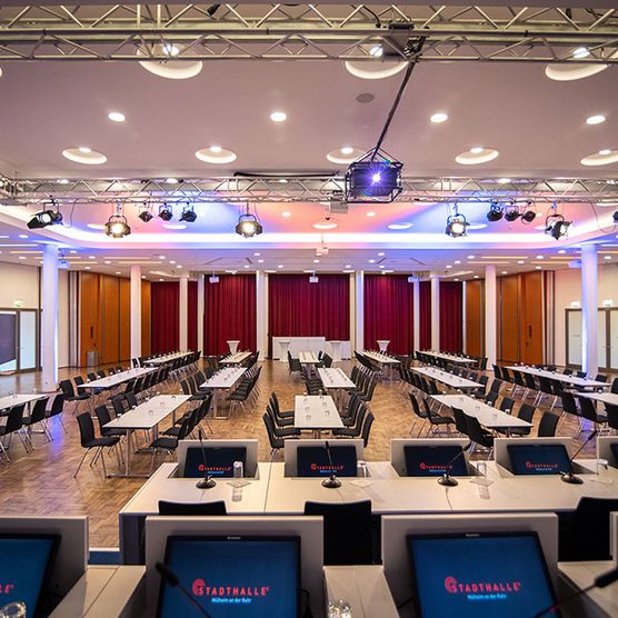 Bildschirme für eine Tagung im Festsaal der Stadthalle Mülheim