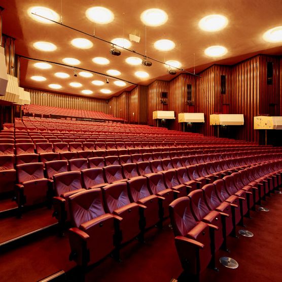 Sitzreihen im Theatersaal der Stadthalle Mülheim