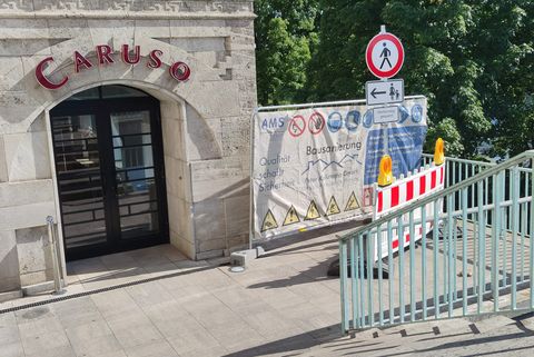 Gesperrte Treppe im Juli 2025 neben dem Eingang zum Caruso