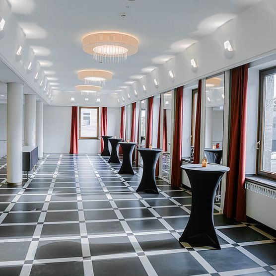 Stehtische mit schwarzen Hussen im Foyer zum Kammermusiksaal der Stadthalle Mülheim