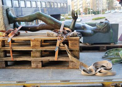 Die Bronzestatue Flora wird an der Stadthalle angeliefert. An ihrem ursprünglichen Standort im Rosengarten der Freilichtbühne war sie mehrmaligem Vandalismus zum Opfer gefallen.