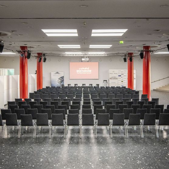 Reihenbestuhlung für eine Tagung im Ruhrfoyer der Stadthalle Mülheim