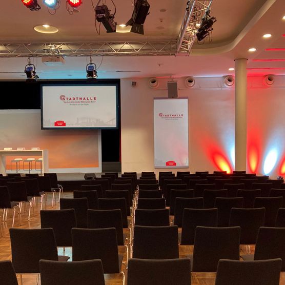 Reihenbestuhlung bei einer Podiumsdiskussion im Festsaal der Stadthalle Mülheim