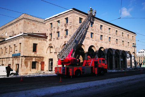 Feuerwehreinsatz wegen Schnee und Eis im Februar 2021 an der Stadthalle Mülheim