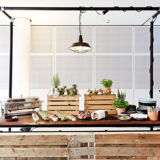 Kleiner, rustikaler Buffettisch für ein Event in der Eingangshalle der Stadthalle Mülheim