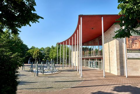 Haupteingang der Stadthalle Mülheim im Sommer von der Seite
